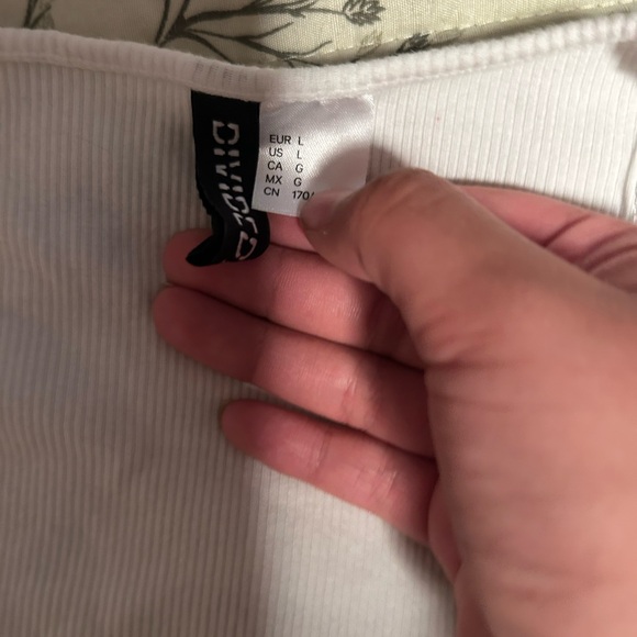 Divided White Ribbed Blouse - Picture 2 of 3